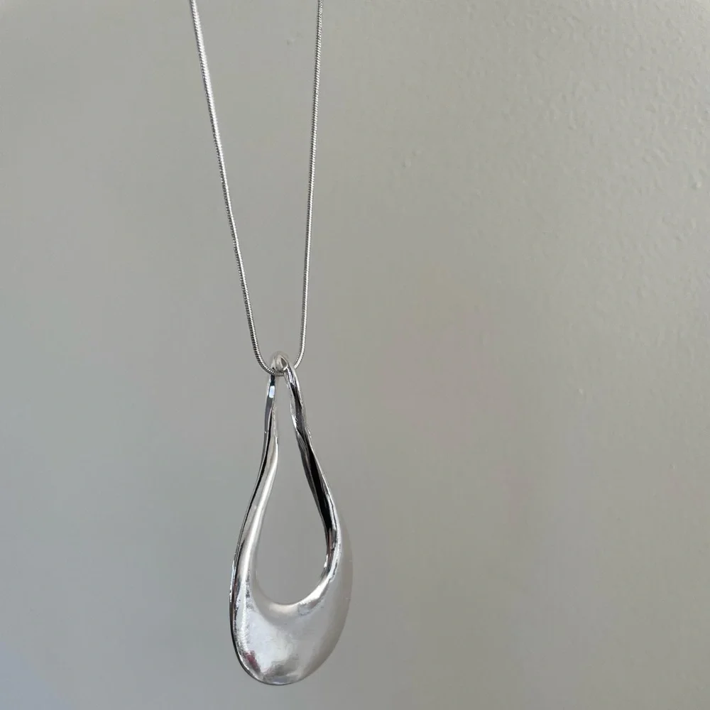Charming Charlie Elegant Silver Metal Necklace and Earrings Jewelry Set - Picture 9 of 12